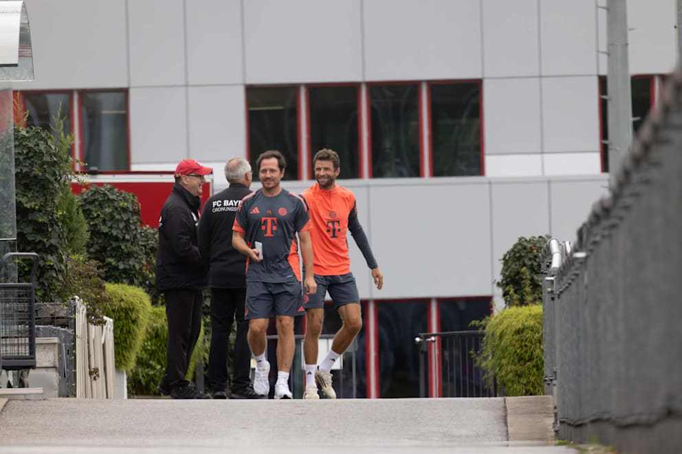 开云体育网址-图片报：穆勒现身塞本纳大街，再次身着拜仁球衣亮相训练基地