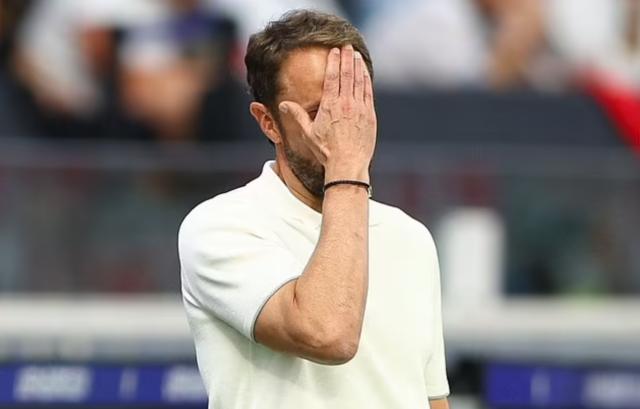 开云体育APP-南门的三狮浑身是病：中场该洗牌，凯恩也成了问题！