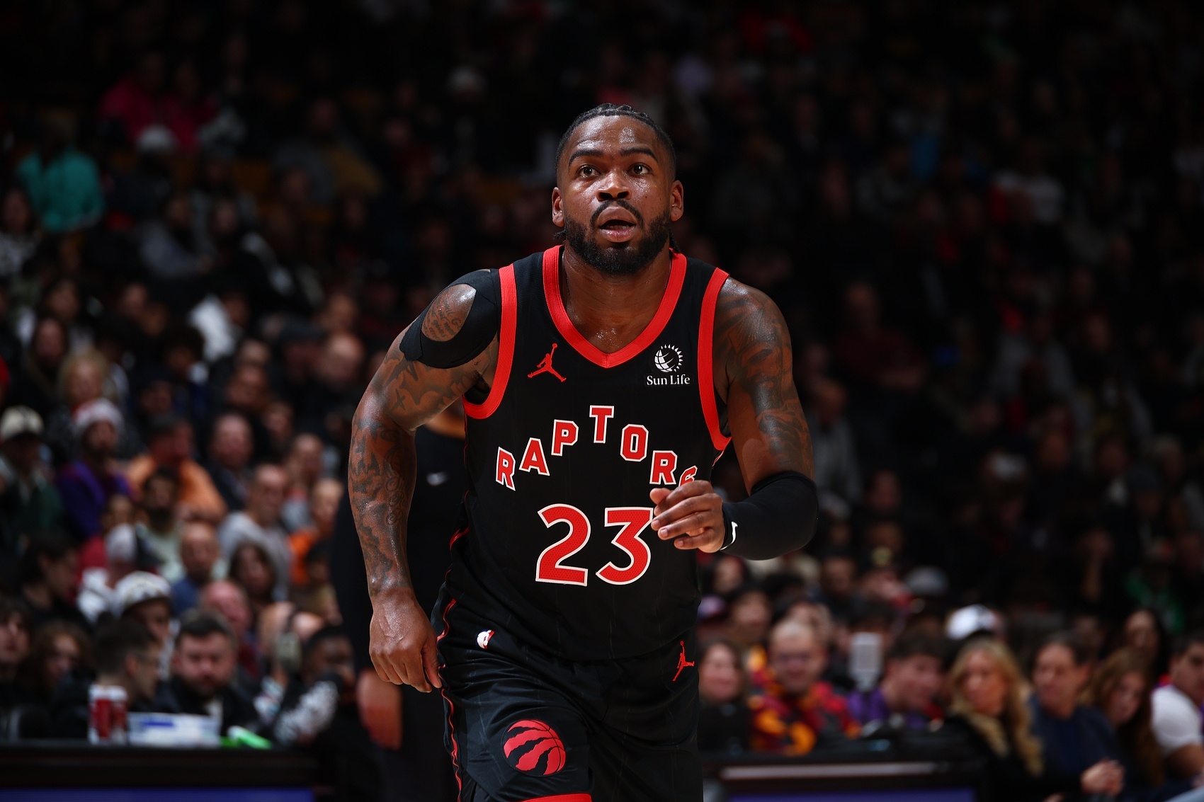 问题不大！谢德疑似崴脚受伤&amp;一瘸一拐回到替补席 随后返回比赛